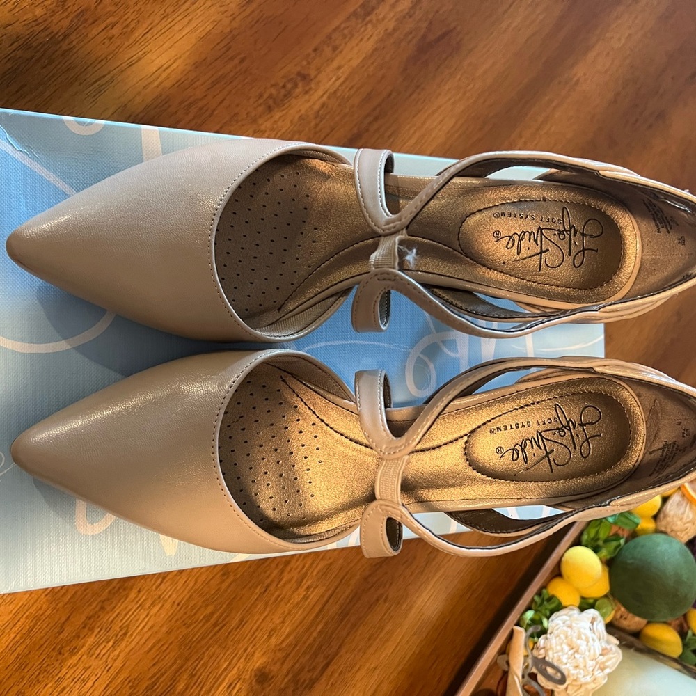 Women’s Life Stride 2 3/4” heel. Seamless Taupe Vinci sandals. Shoes US size 7